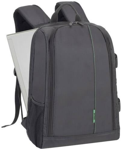 Ein schwarzer Rucksack mit grüner Naht, seitliches Laptop-Fach geöffnet. Geeignet für Laptops und Alltagsgegenstände.