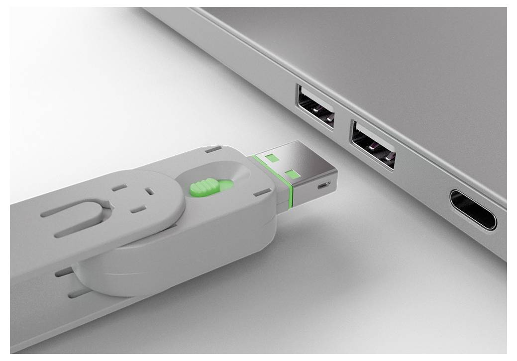 Nahaufnahme eines USB-Sticks, der in einen USB-Anschluss eines Laptops eingeführt wird, zeigt den Geräteverbindungsprozess.