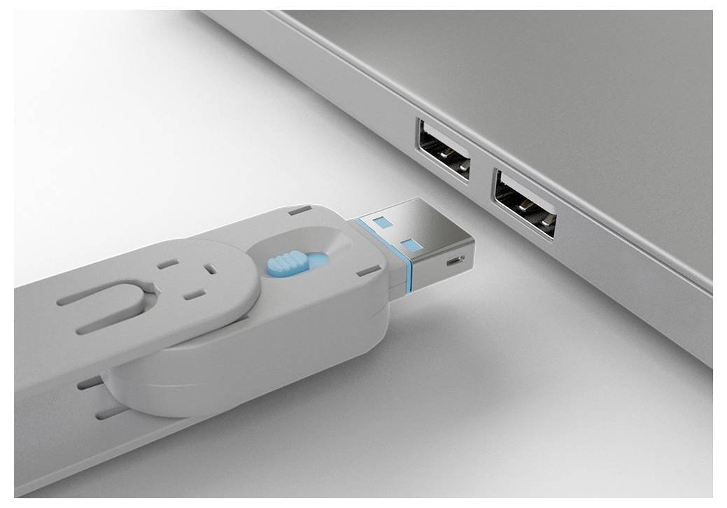 Nahaufnahme eines USB-Sticks, der in einen USB-Anschluss eines Laptops eingesteckt ist, mit zwei weiteren leeren Anschlüssen daneben sichtbar.