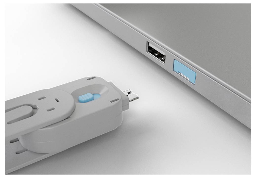 Nahaufnahme eines USB-Sticks, der in einen USB-Anschluss eines Laptops eingeführt wird, was auf eine Dateiübertragung oder Geräteverbindung hinweist.