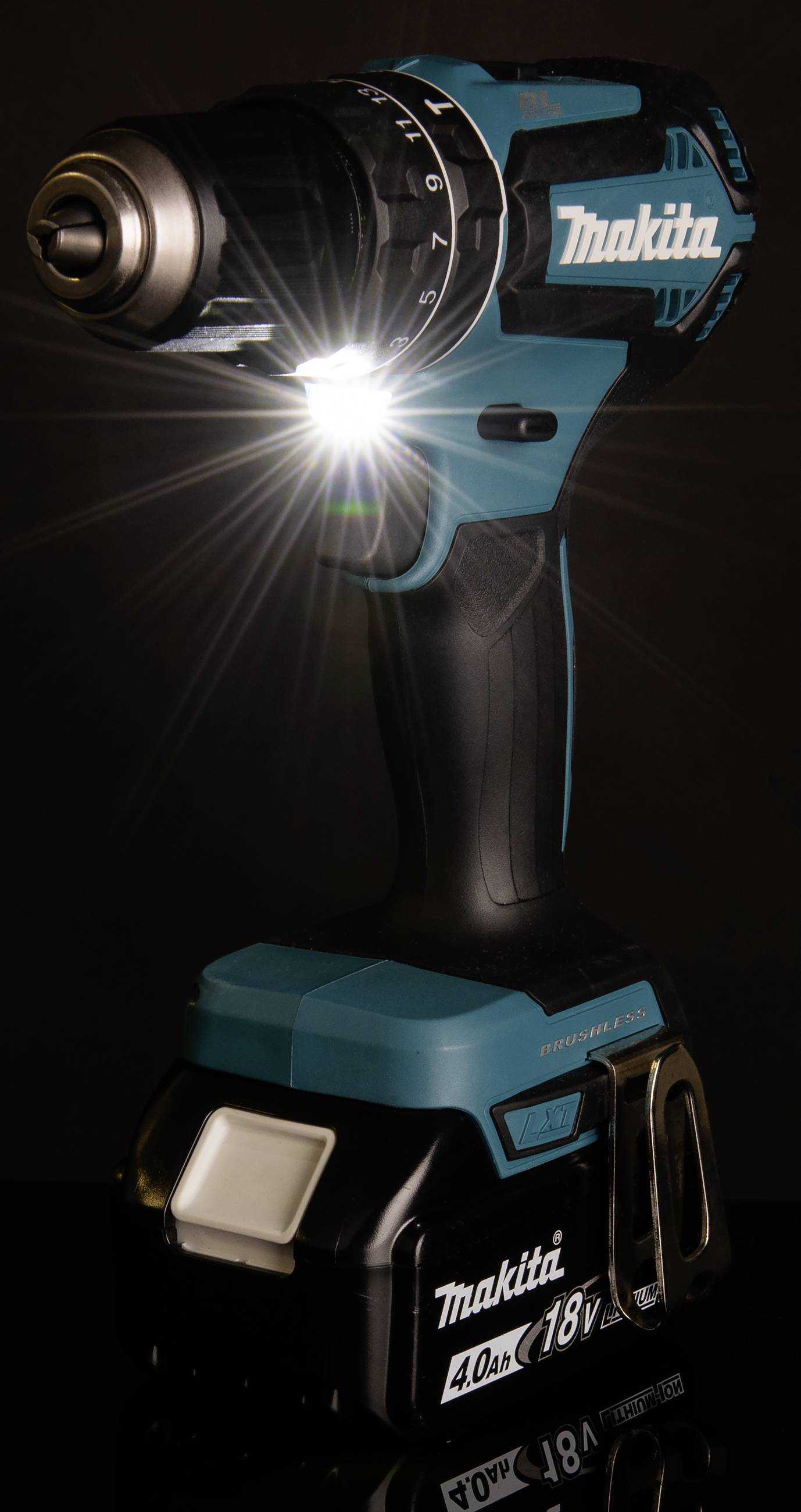 Ein blauer 18-Volt-Akku-Bohrschrauber mit LED-Licht, ideal zum Bohren und Schrauben in dunklen Bereichen.