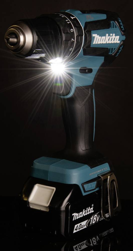 Akkubohrer der Marke Makita mit leuchtender LED-Lampe. Das Gerät hat eine 18V Batterie und ein ergonomisches Design.