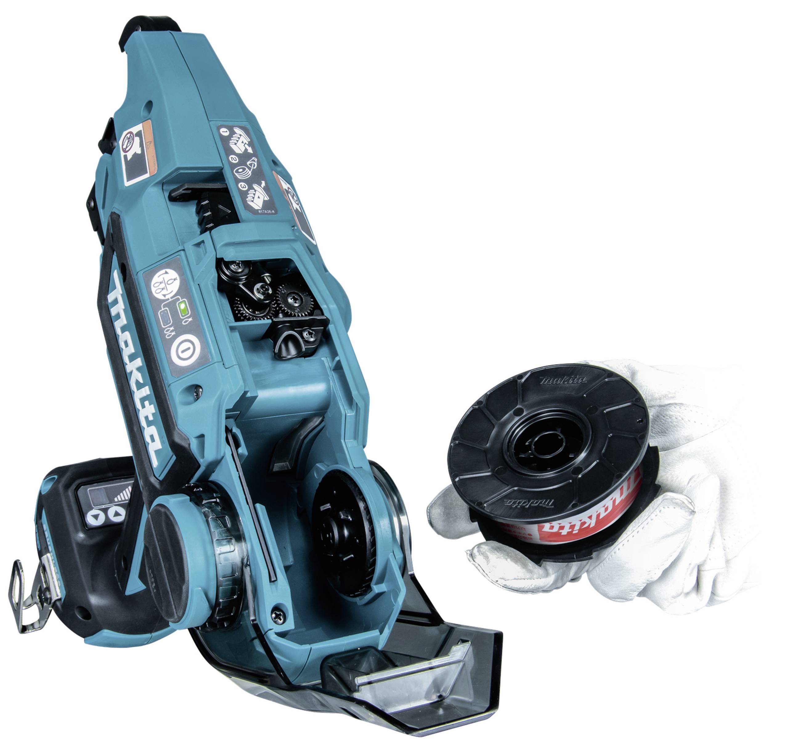 Eine Person hält eine Rolle Faden für eine blaue Fadenwicklung-Maschine. Die Maschine ist geöffnet, um die Rolle einzusetzen.