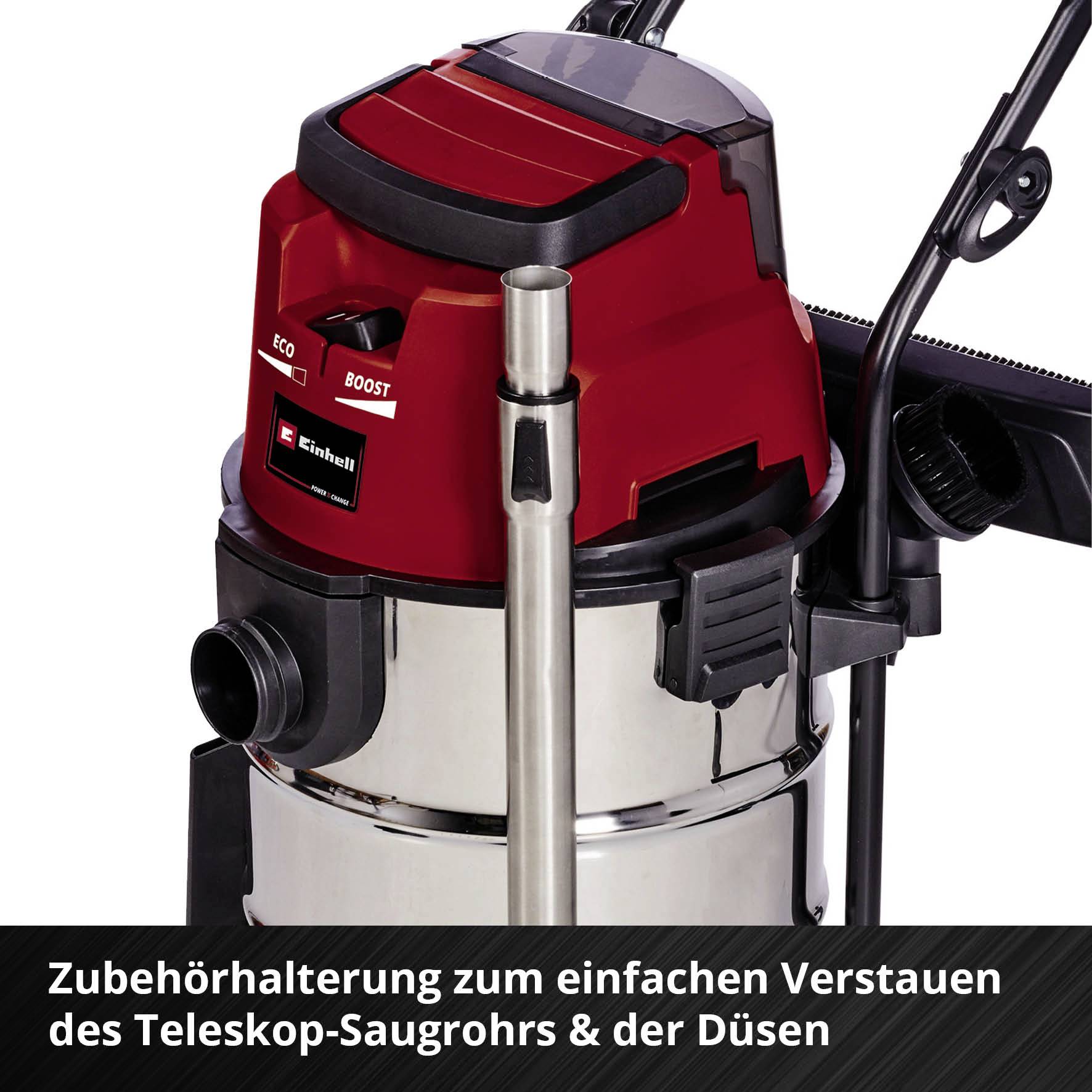 Industriestaubsauger mit rotem Gehäuse und Zubehörhalterung für das Verstauen des Teleskopsaugrohrs und der Düsen.