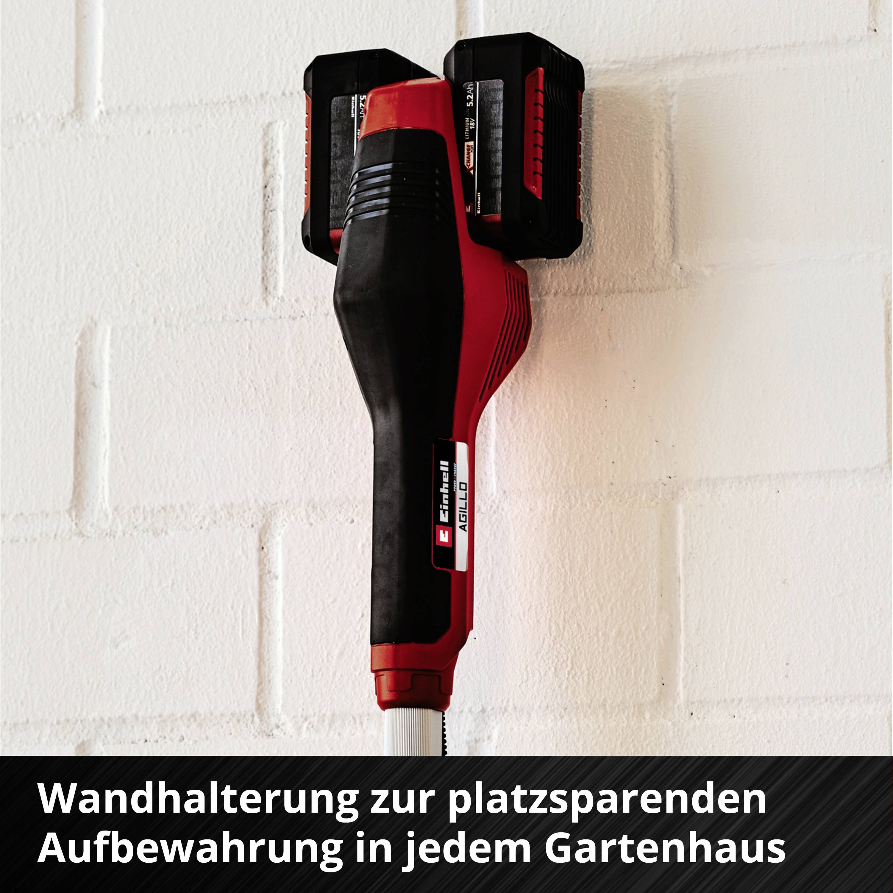 'Wandhalterung zur platzsparenden Aufbewahrung in jedem Gartenhaus.' Ein rotes Gartenwerkzeug an einer Wandhalterung montiert.