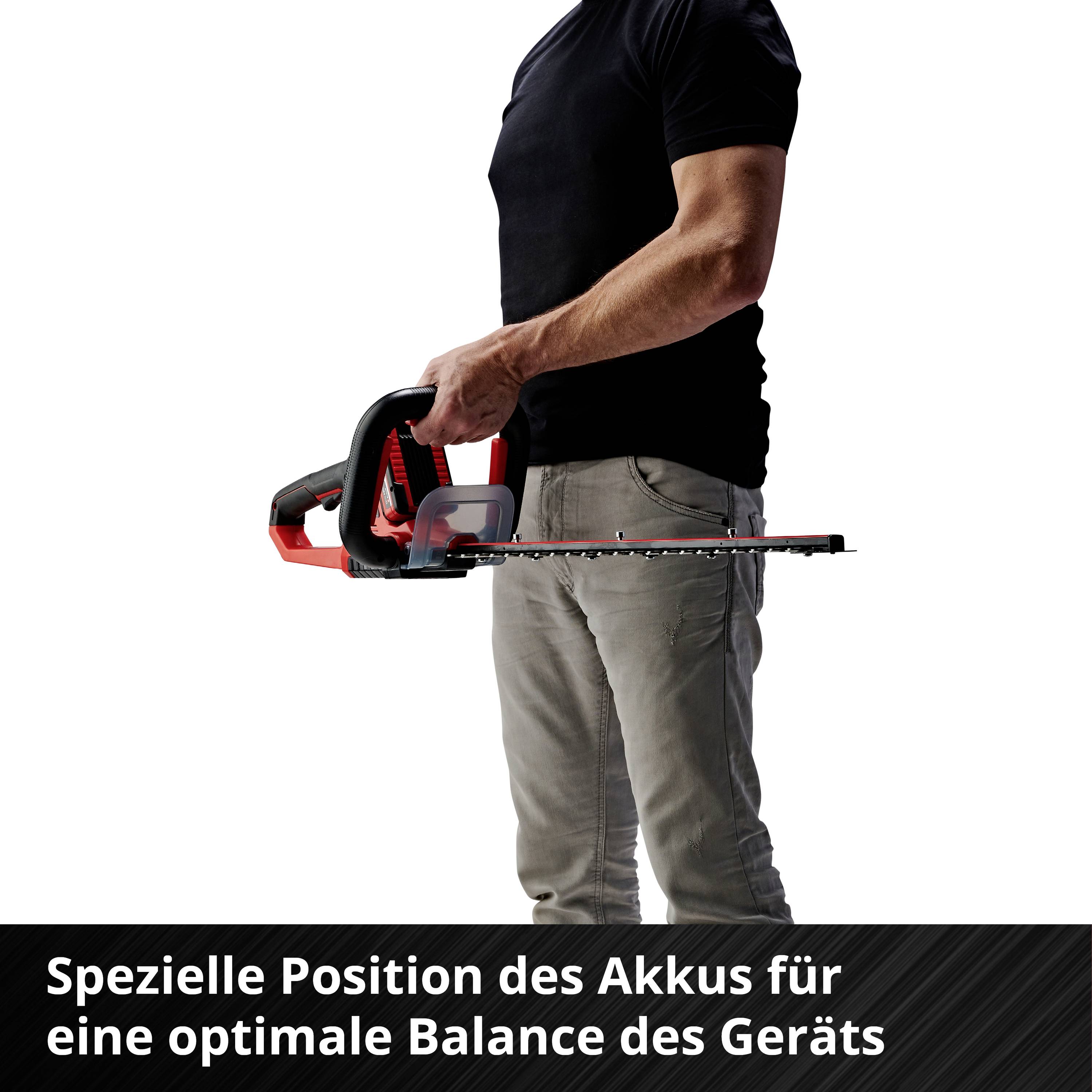 Mann hält Heckenschere mit rotem Griff; Text im Bild: 'Spezielle Position des Akkus für eine optimale Balance des Geräts'.