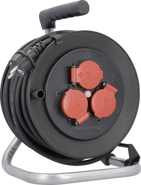 Eine schwarze Kabeltrommel mit drei roten Steckdosen und einem Griff auf einem Metallrahmen.