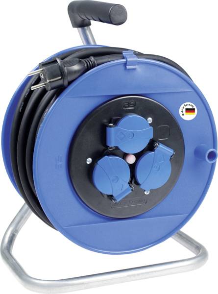 Eine blaue Kabeltrommel mit drei blauen Steckdosen und einem schwarzen Griff, mit einem deutschen Qualitätszeichen versehen.