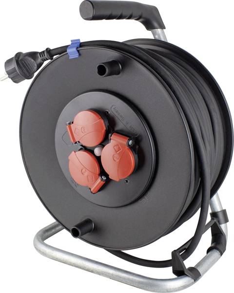 Eine schwarze Kabeltrommel mit Griff, drei Steckdosen und aufgerolltem Kabel steht auf einem Metallrahmen.
