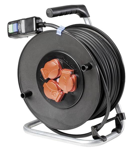 Schwarze Kabeltrommel mit drei orangefarbenen Steckdosen und einem schwarzen Griff, geeignet für den Innen- und Außenbereich.