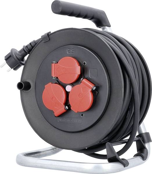 Schwarzes Kabeltrommel mit drei roten Steckdosen und einem langen, aufgerollten Kabel, auf einem silbernen Metallständer.