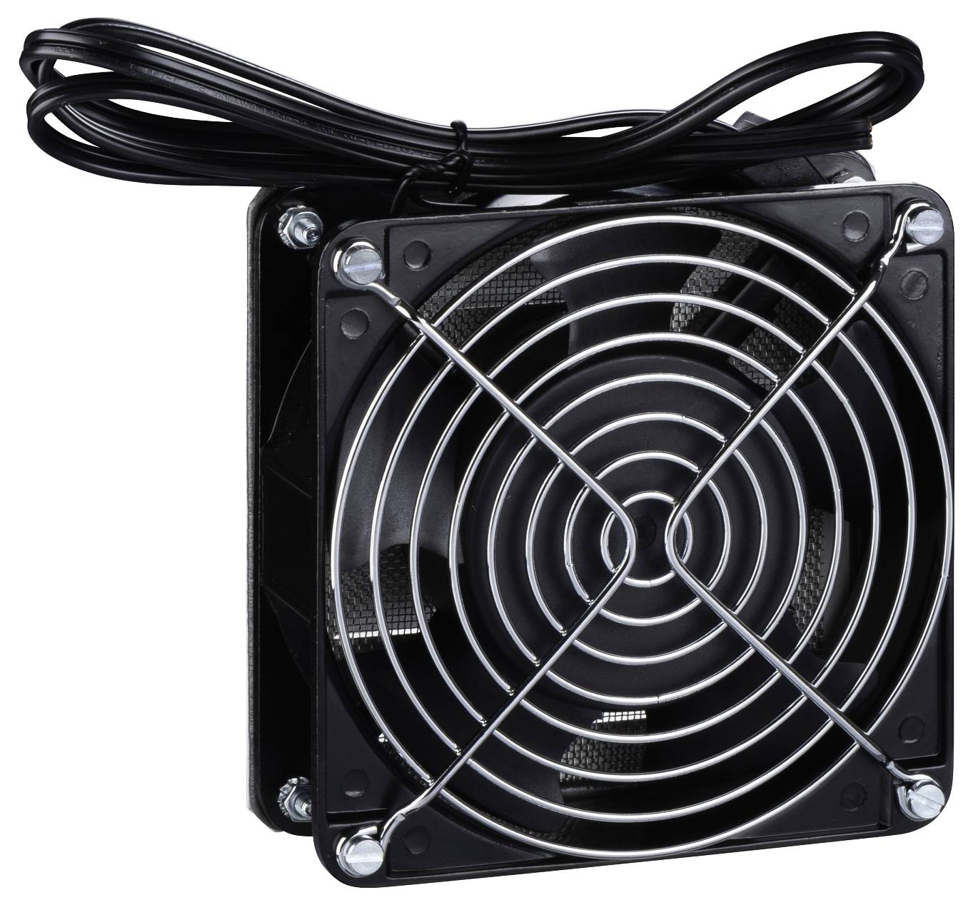 Schwarzer Computer-Kühlventilator mit angeschlossenem Stromkabel und schützendo Metallgitter auf weißem Hintergrund.