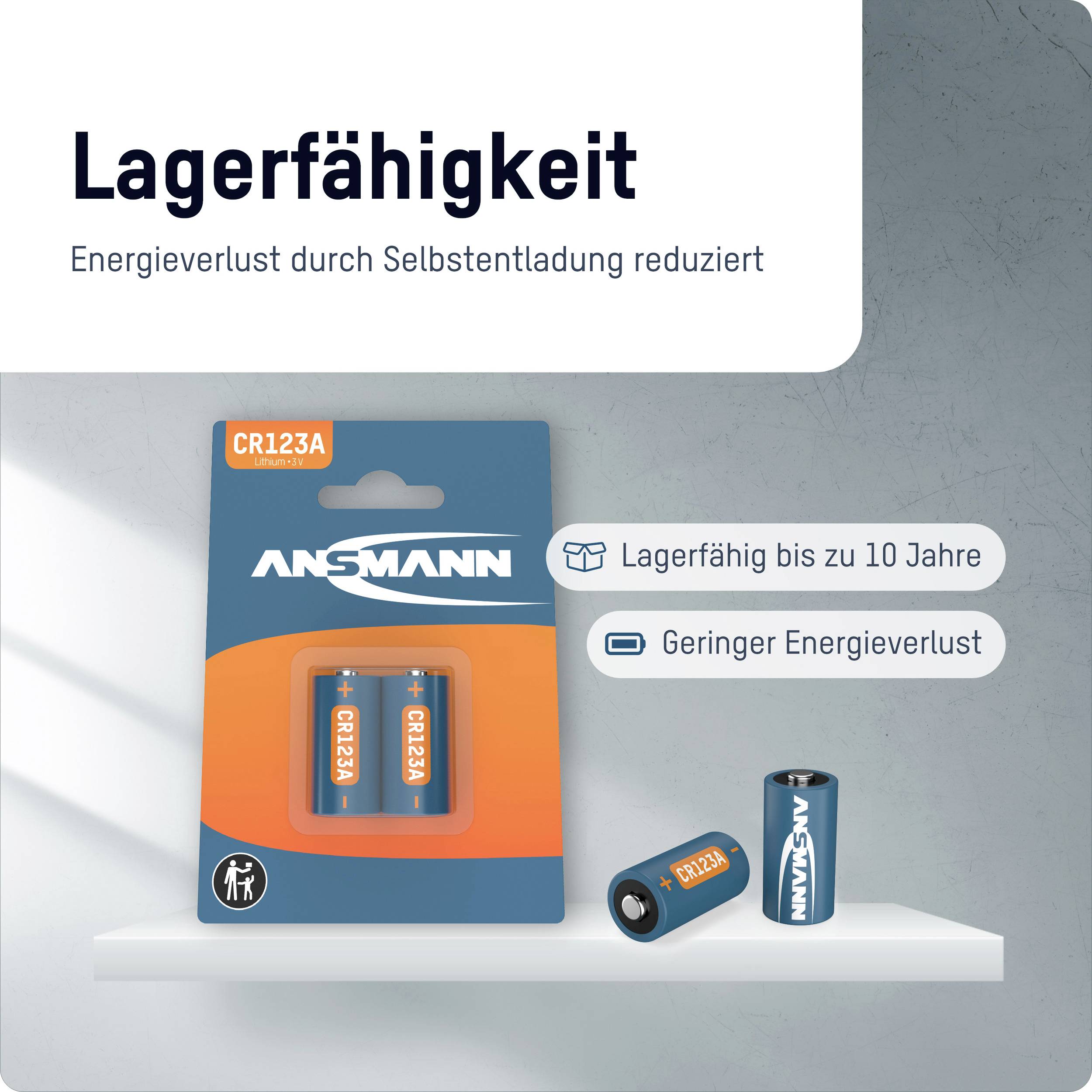 Produktverpackung mit zwei CR123A Batterien von ANSMANN. Text: Lagerfähig bis zu 10 Jahre, Geringer Energieverlust, Energieverlust durch Selbstentladung reduziert.