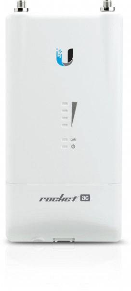 Ein weißer WLAN-Router mit der Aufschrift 'rocket ac', LAN-Anschluss und LED-Anzeigen auf der Vorderseite.