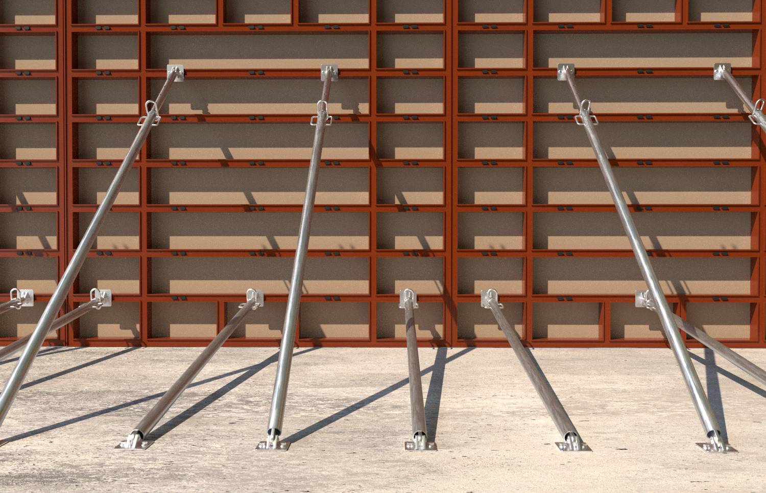 Metallische Stützstreben stützen eine große Holzregalwand ab, die sich vom Betonboden in einem Industrieinneren lehnt.