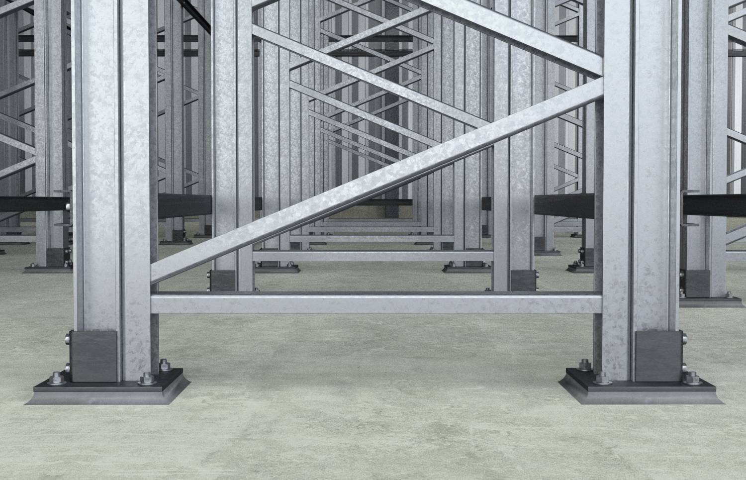 Innenansicht eines Stahlrahmens im Bau, mit Metallstützen und Queraussteifungen auf einem Betonboden.