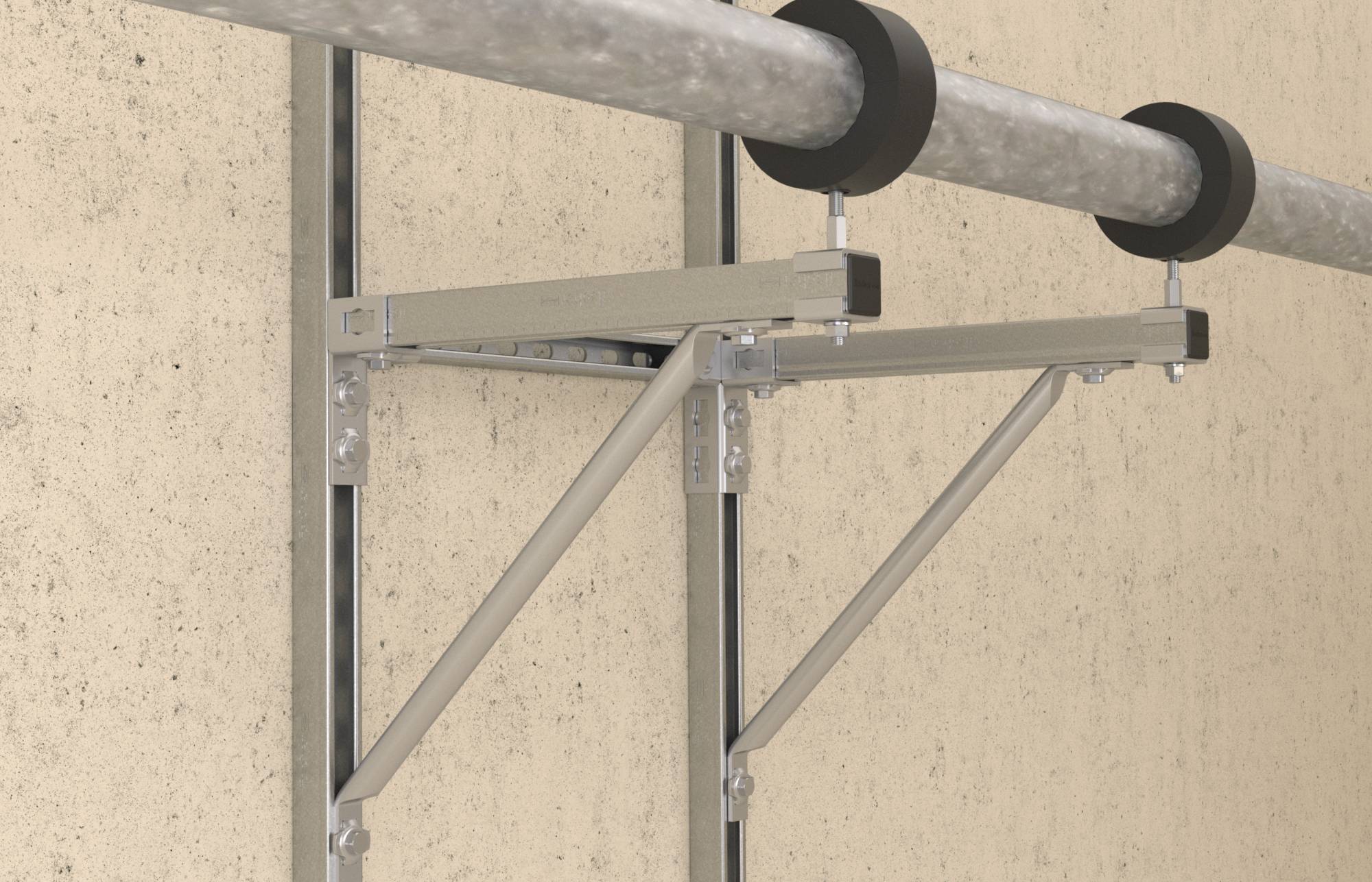 Metallwandmontierte Halterung unterstützt ein horizontales Rohr mit dreieckigen Streben und schwarzen Montagringen an einer Betonwand.