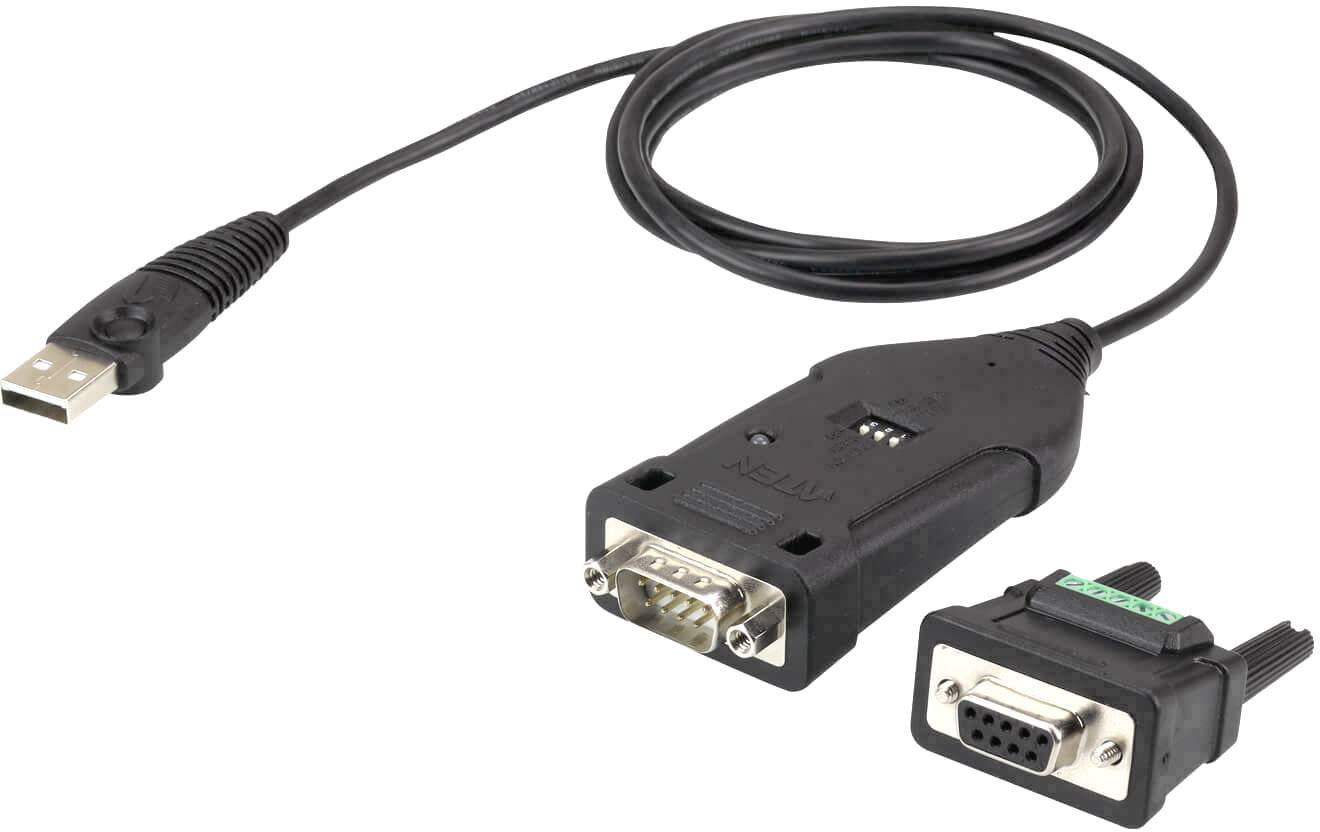 Ein USB-auf-RS232-Adapterkabel mit einem USB-Stecker an einem Ende und einem RS232-Stecker am anderen Ende für serielle Verbindungen.