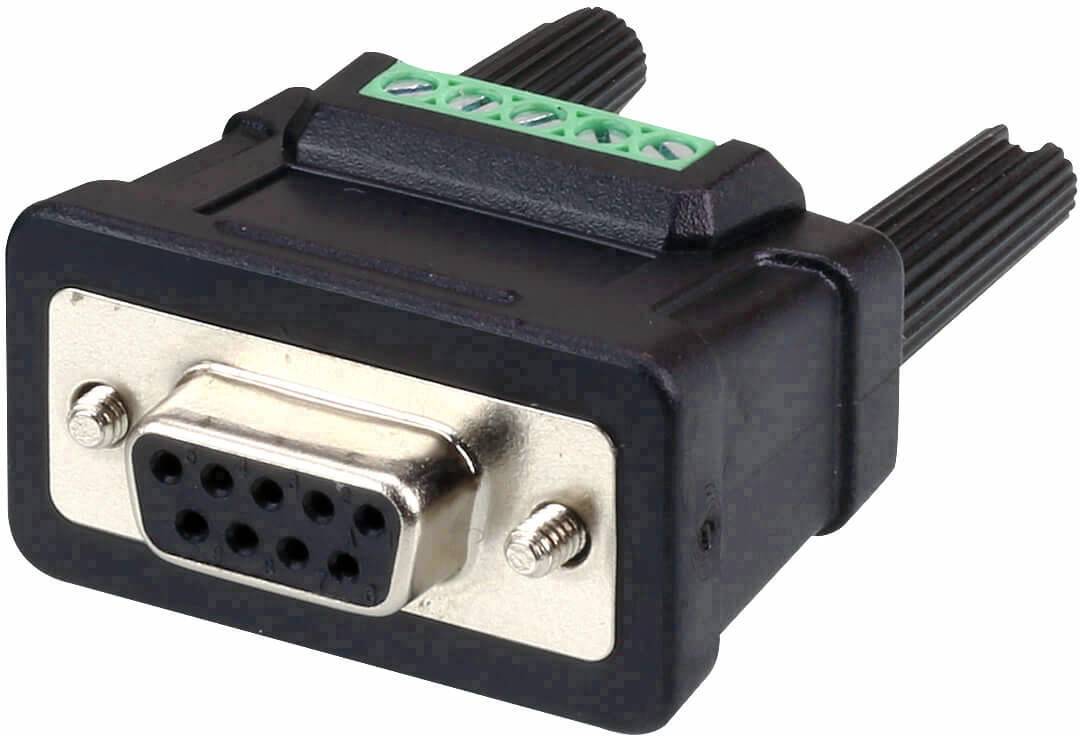 Ein schwarzer DB9-Steckeradapter mit grünen Schraubklemmen auf der Oberseite, zur Verbindung von seriellen Geräten genutzt.