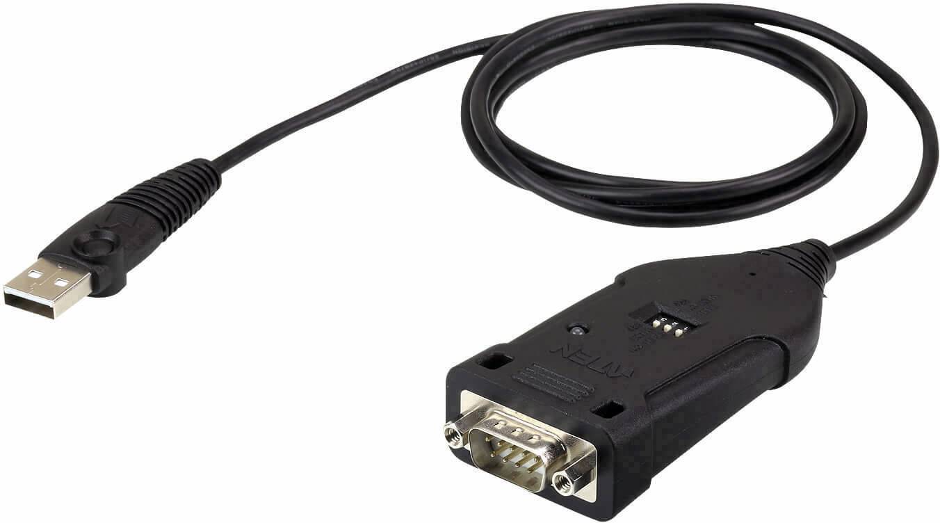USB-zu-RS232-Adapterkabel mit schwarzem Gehäuse und Steckverbindern. Verwendet zum Anschluss serieller Geräte an USB-Ports.