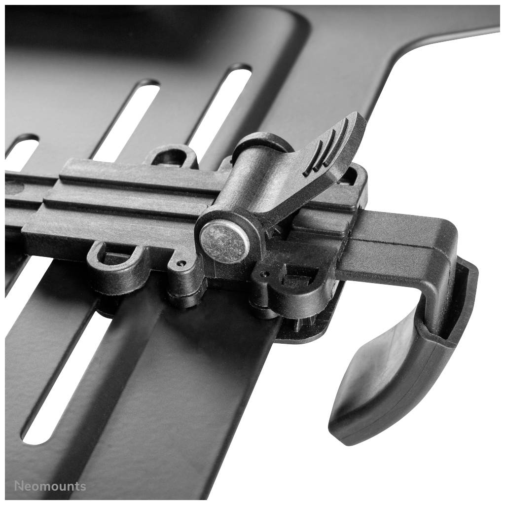 Ein schwarzer, verstellbarer Halterungsschieber eines elektronischen Geräts mit Griff und Schraube, auf einer Oberfläche montiert.