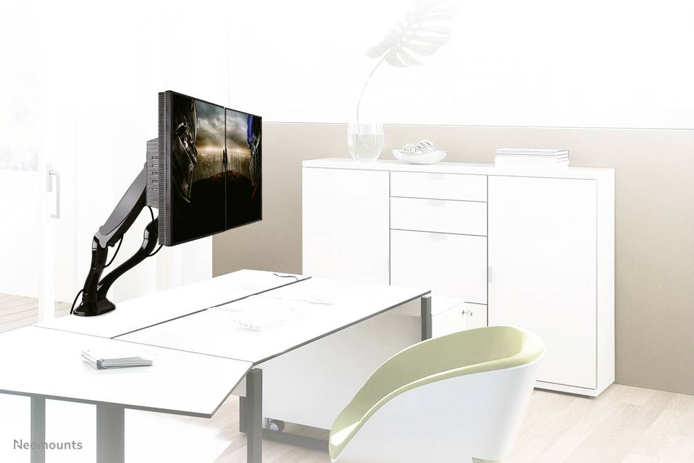 Ein moderner, heller Büroraum mit einem Schreibtisch, Monitorarm mit zwei Bildschirmen und einem grünen Bürostuhl.