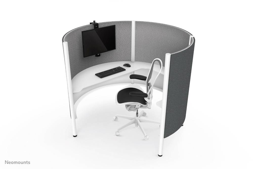 Ein ovaler Arbeitsplatz mit gewölbten Wänden, einem Schreibtisch mit Bildschirm und Tastatur, sowie einem Drehstuhl.