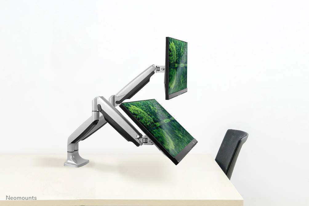 Zwei verstellbare Monitorarme halten zwei Bildschirme über einem weißen Tisch. Der Hintergrund ist schlicht und minimalistisch.