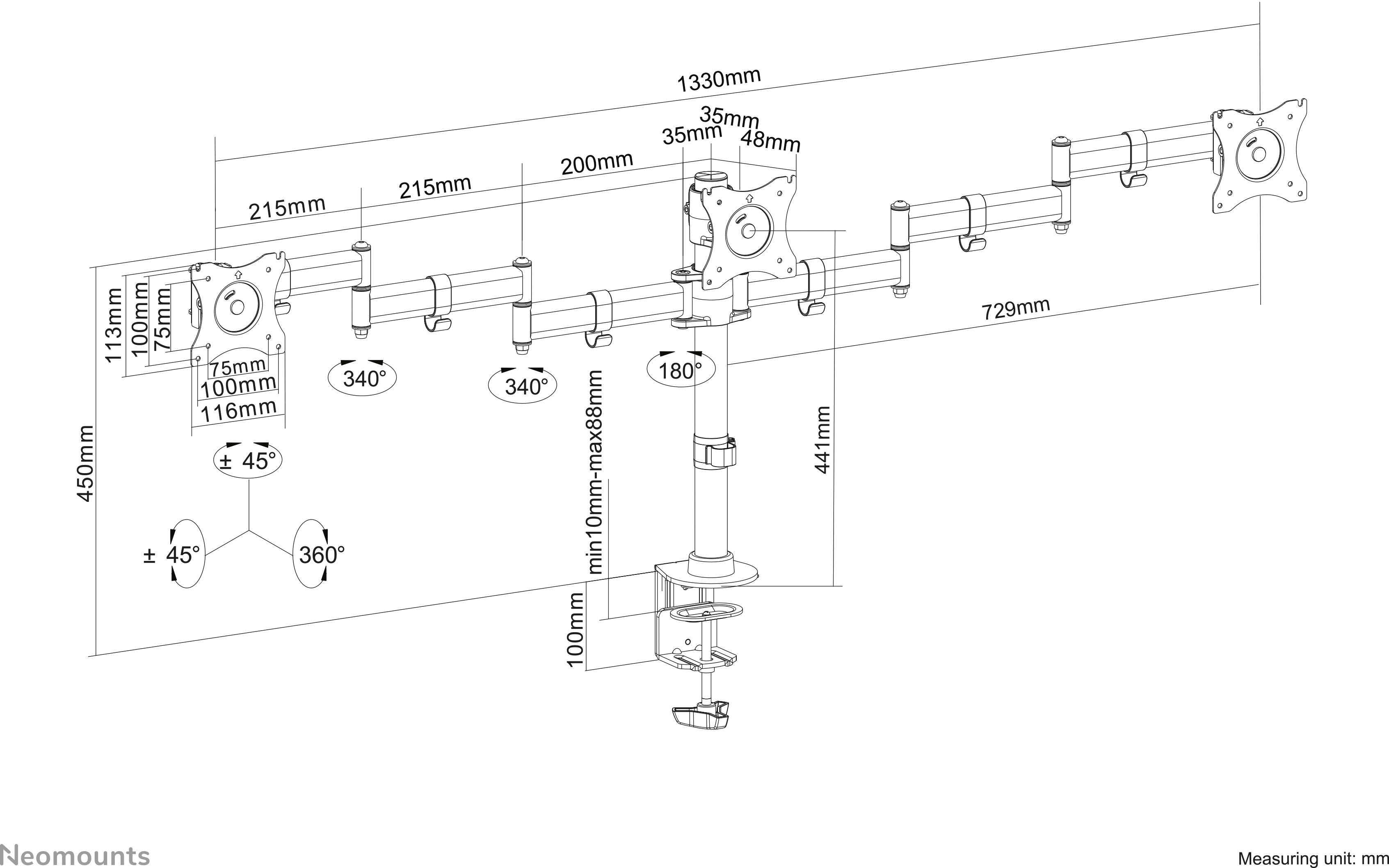 Grafik eines dreifachen Monitorarms: Längen, Höhen, Bewegungswinkel und Abstand der Halterungen in Millimetern angegeben.