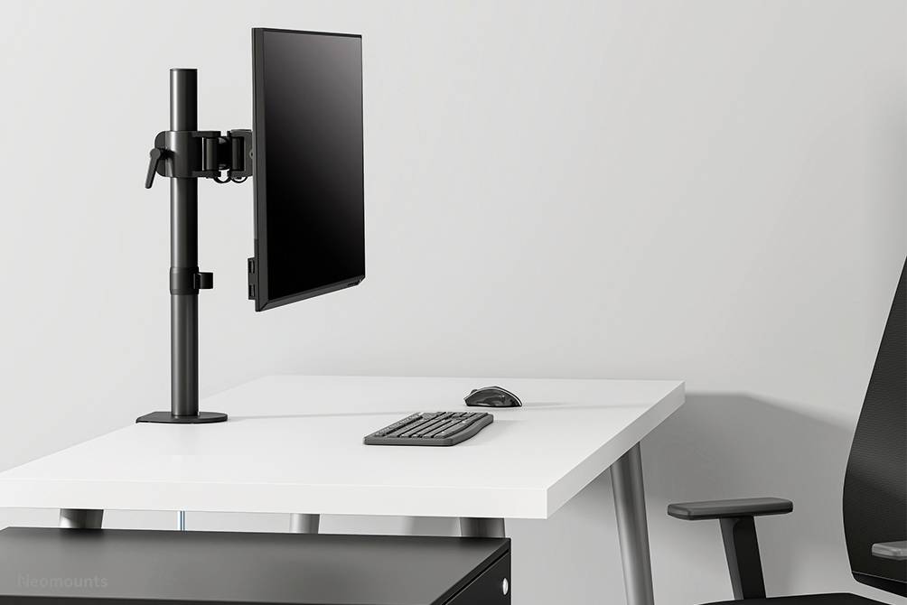 Höhenverstellbarer Monitorständer auf einem weißen Schreibtisch mit Tastatur und Maus; moderner, minimalistischer Arbeitsplatz.