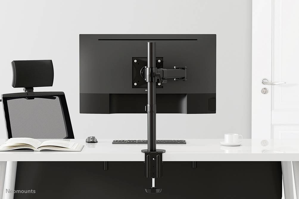 Ein moderner, ergonomischer Schreibtisch mit Monitorarm, auf dem ein Bildschirm montiert ist. Daneben ein Stuhl und ein offenes Buch.