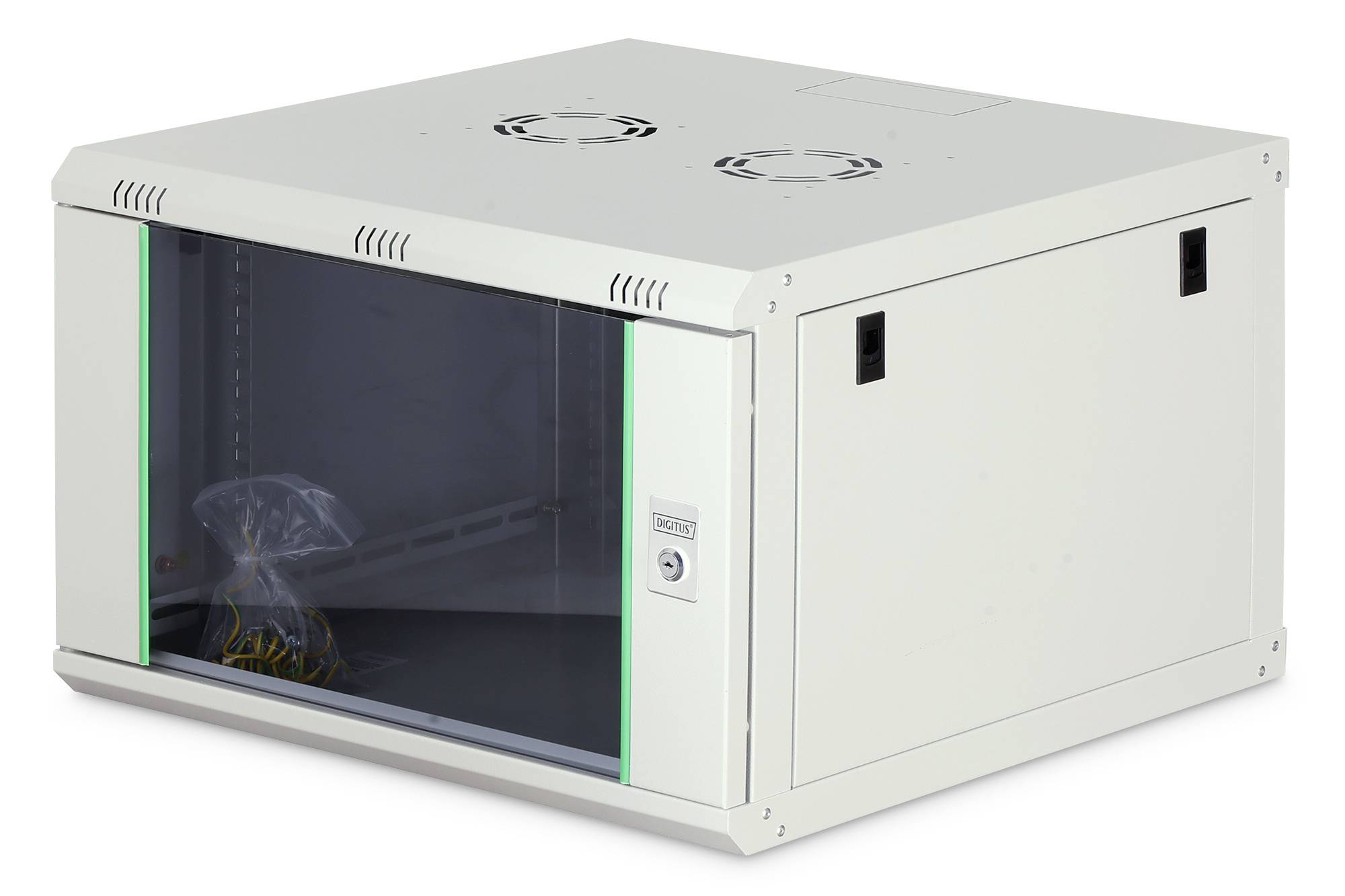 Ein weißer, wandmontierter Netzwerkschrank mit einer transparenten Fronttür und sicherem Schloss. Er verfügt über Lüftungsventilatoren oben und Kabelverwaltung im Inneren.