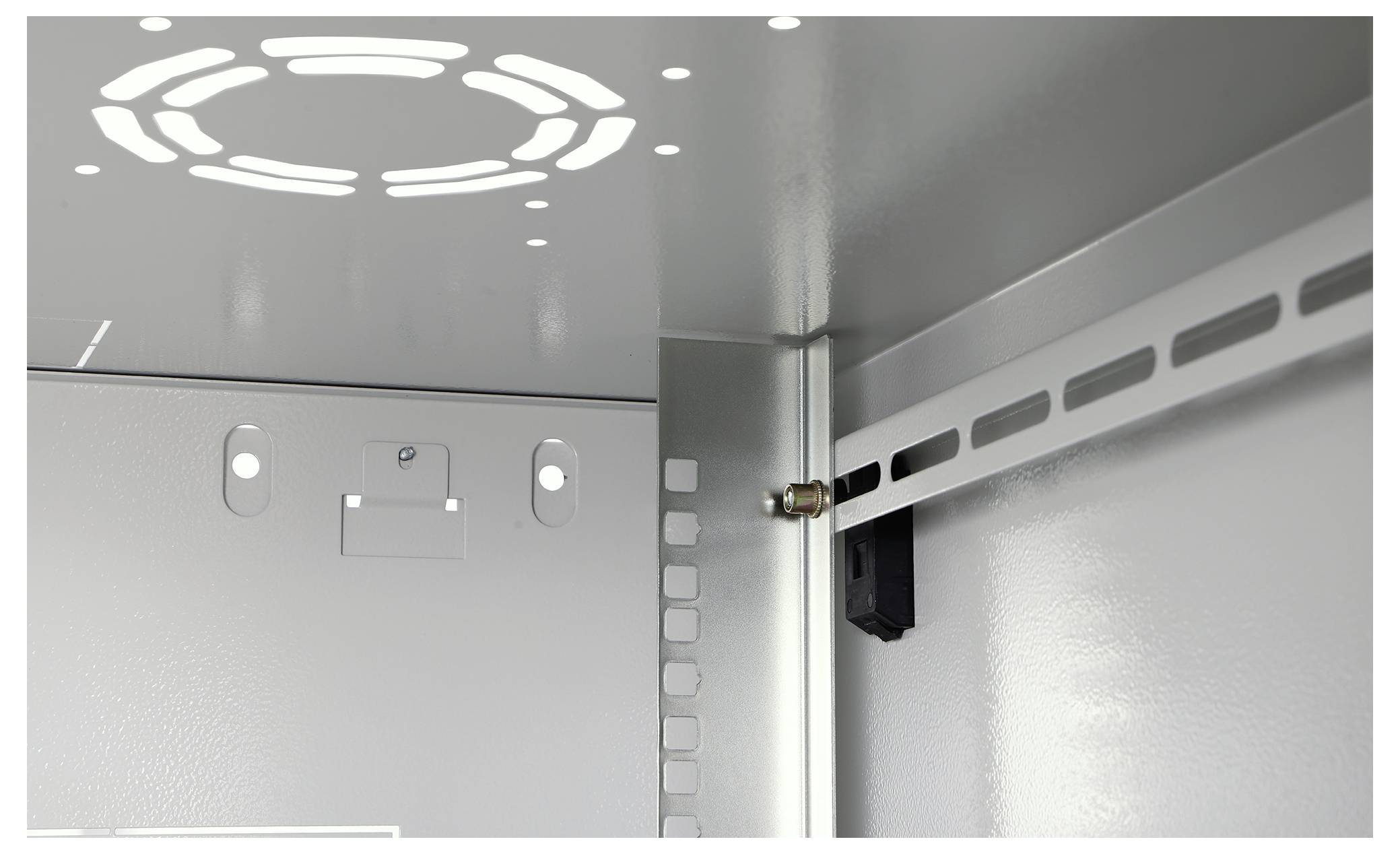 Die Innenansicht eines Metallschranks zeigt die strukturierte Anordnung und Montagelöcher für die Installation von elektronischen Geräten.