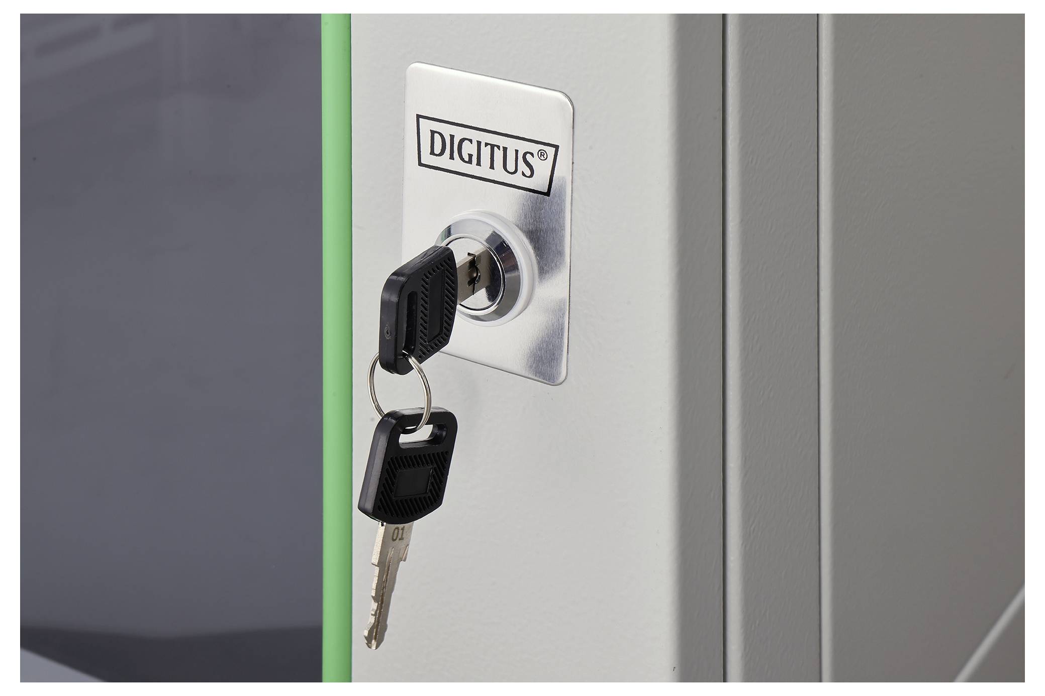 Ein Schlüssel, der in einen Schließzylinder mit der Aufschrift 