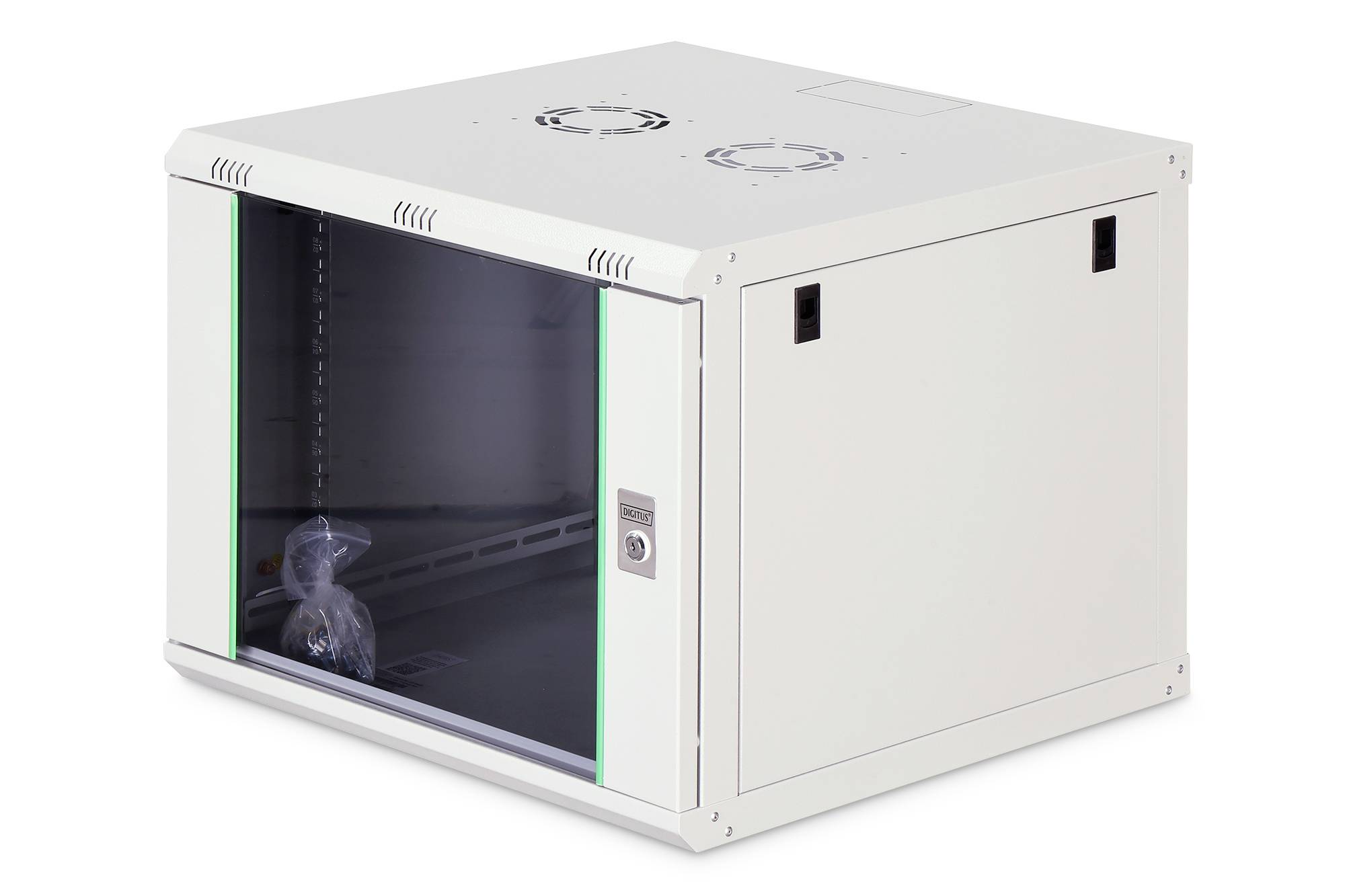 Ein weißer Netzwerk-Serverschrank mit einer transparenten Vordertür, der Innenregale zeigt, und einem Schloss an der Seitentür zur Sicherheit.