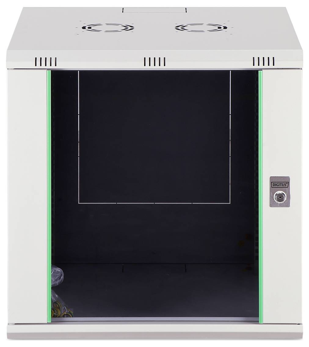 Ein weißer, leerer Serverschrank mit Glastür, Metallgehäuse, Lüftern auf der Oberseite und einem Schloss an der Vorderseite, vor einem schlichten Hintergrund.
