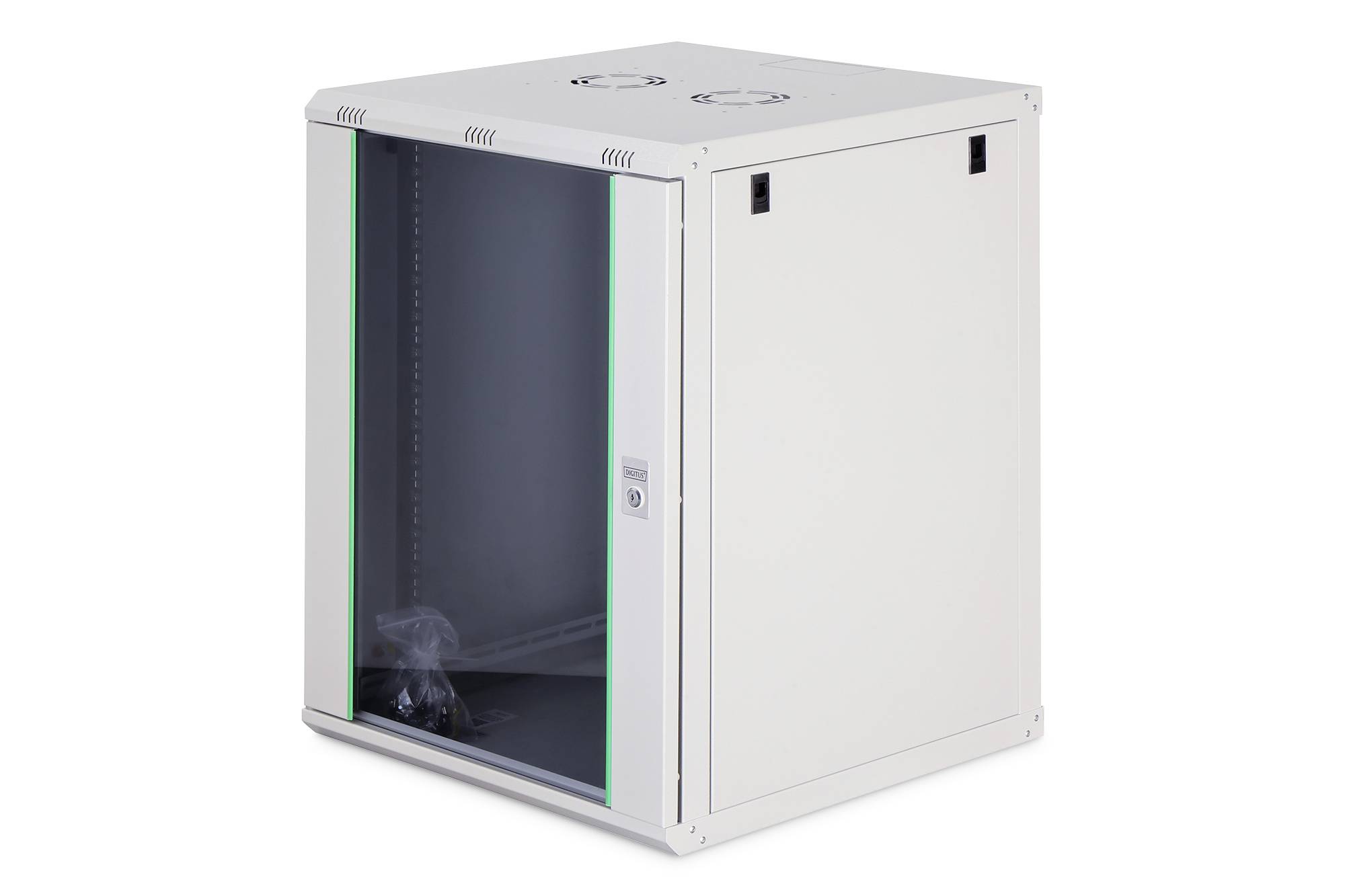 Ein weißer, rechteckiger Serverrack-Schrank mit einer leicht geöffneten Glastür, der Innenregale sichtbar macht. Er ist leer und steht allein vor einem weißen Hintergrund.