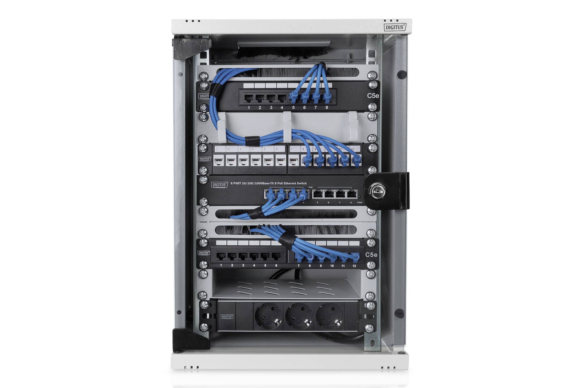 Ein offener Netzwerk-Rack-Schrank mit mehreren angeschlossenen blauen Ethernet-Kabeln, Patchpanels und Netzwerkgeräten.