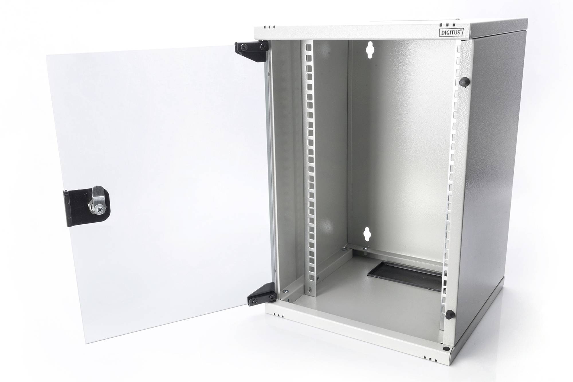 Metallschrank mit geöffneter Tür, zeigt leeren Innenraum. Geeignet für Lagerung oder Elektronikmontage.