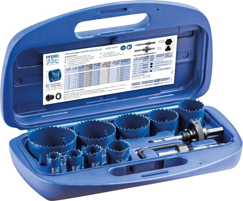 Blaue Kunststoffbox mit verschiedenen Lochsägen und einem Adapter für Bohrmaschinen, auf der Innenseite ein Etikett mit technischen Details.