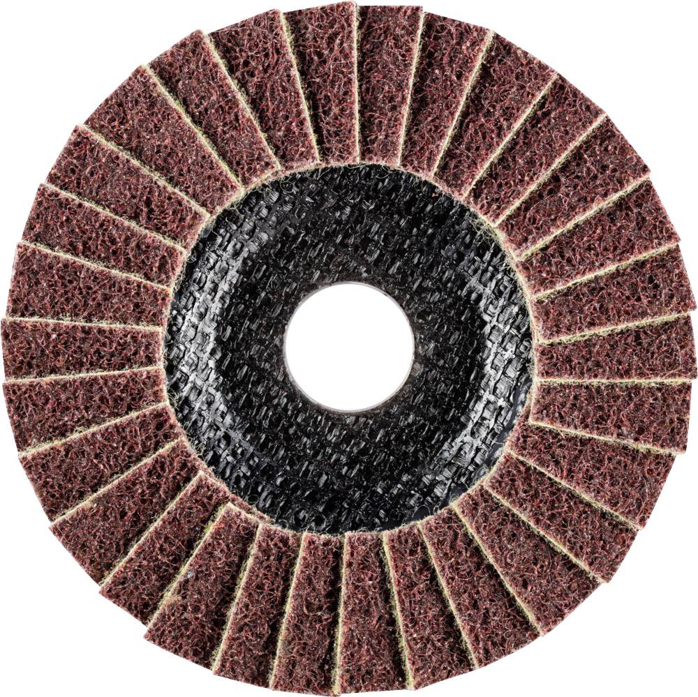 Eine runde Schleifscheibe mit radial angeordneten, überlappenden Schichten aus braunem Schleifmaterial um einen inneren Ring.