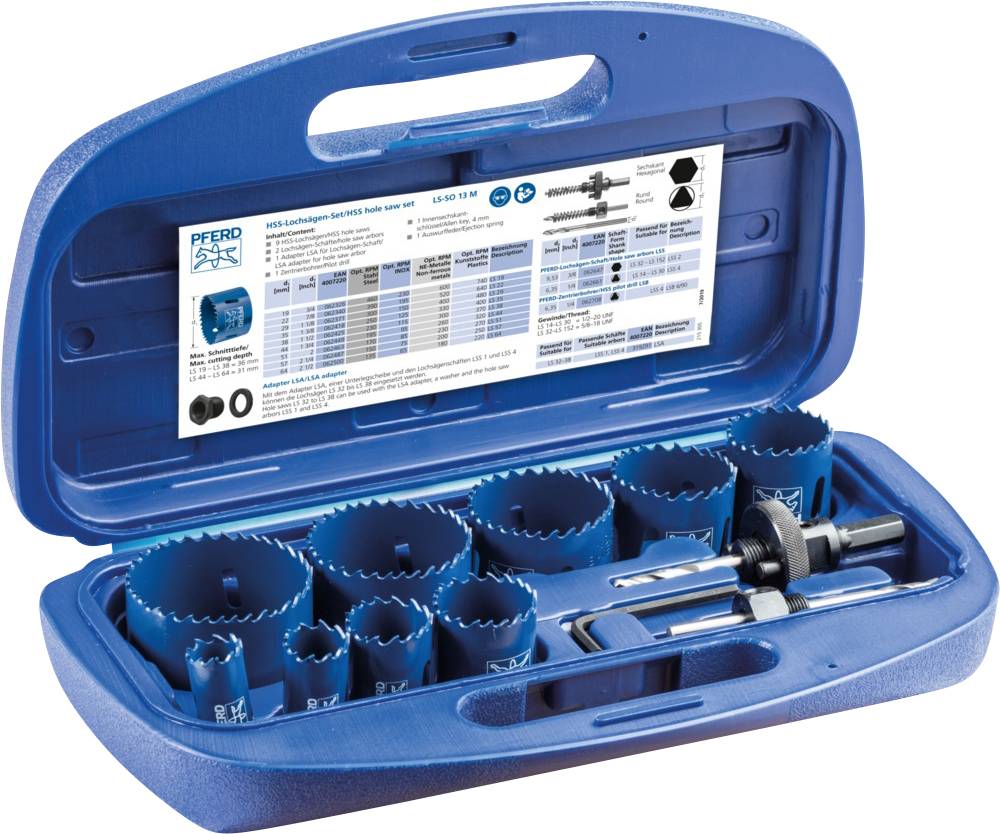 Ein blaues Set von Lochsägen in einem Koffer mit verschiedenen Größen und einem Schutzgriff. Ein Etikett mit technischen Details ist innen angebracht.