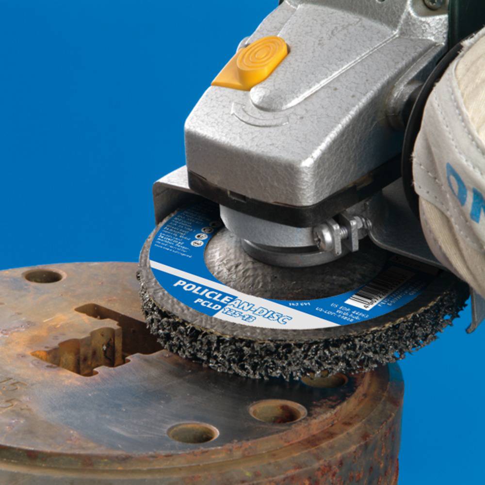 Ein Schleifgerät bearbeitet die Oberfläche eines Metallstücks. Der Aufsatz dreht sich schnell, entfernt Material und glättet die Fläche.