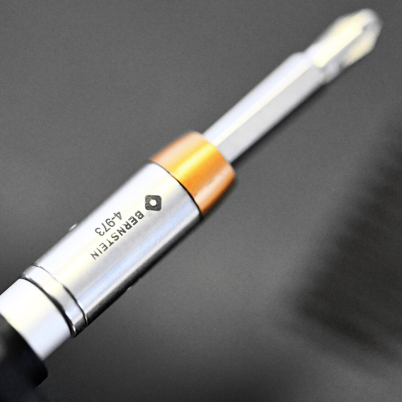 Eine Nahaufnahme eines mechanischen Bleistifts mit der Aufschrift 