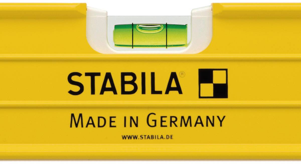 Wasserwaage mit gelbem Gehäuse, sichtbare Libelle in der Mitte. Text 'STABILA', 'Made in Germany'.