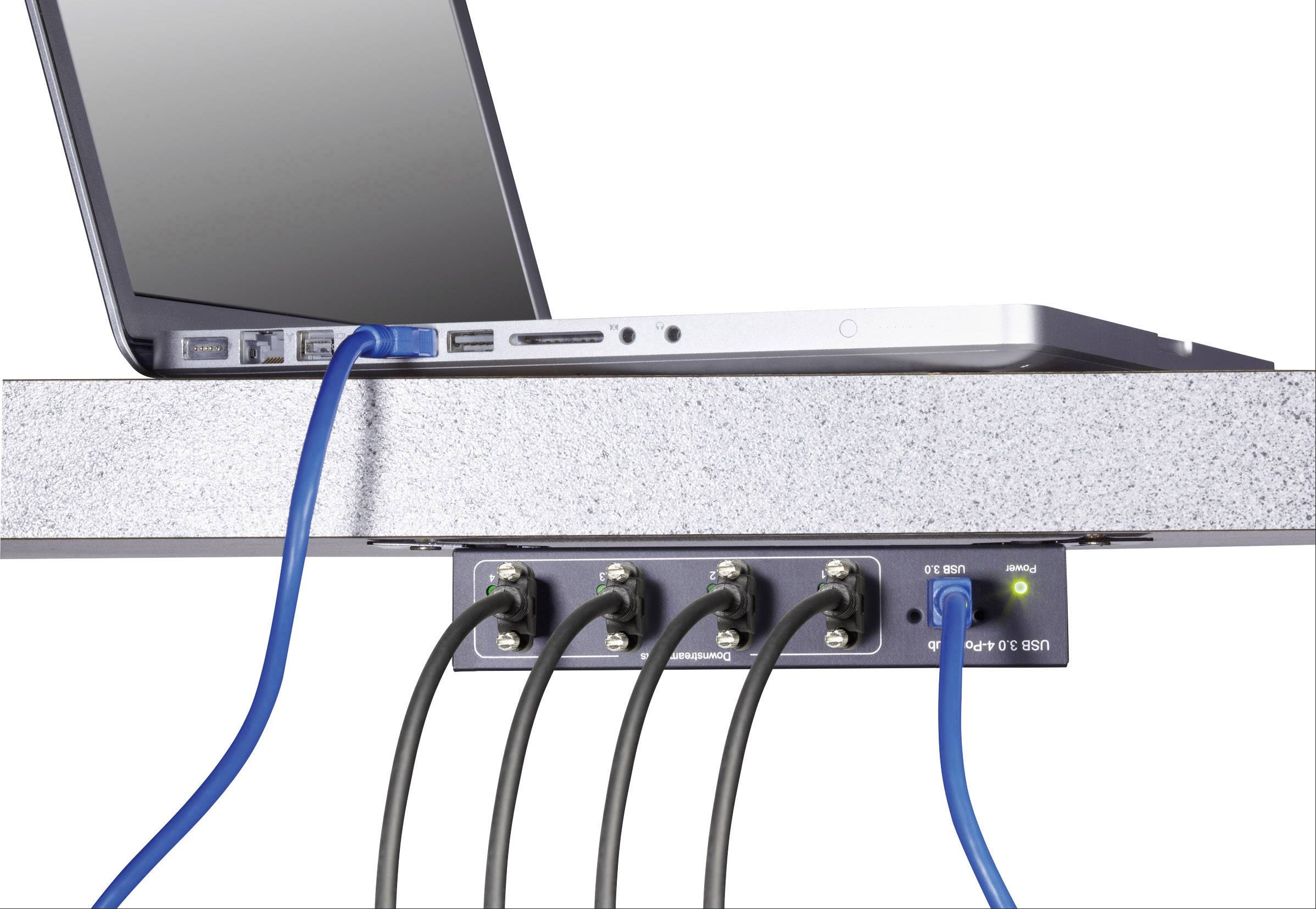 Ein Laptop mit einem blauen Ethernet-Kabel verbunden. Vier schwarze Kabel sind mit einem USB-Hub verbunden, der darunter liegt.