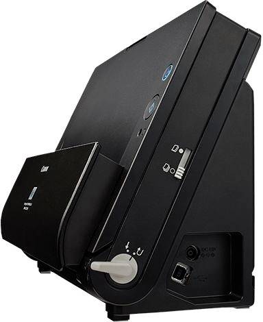 Ein schwarzer Scanner in seitlicher Ansicht. Die Bedienelemente und Anschlüsse sind sichtbar. Ideal für Büroanwendungen.