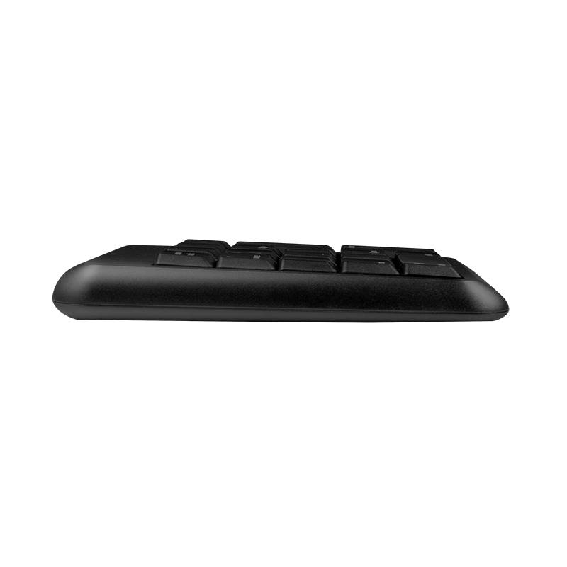 Eine flache, schwarze Computertastatur von der Seite gesehen, zeigt die niedrige Bauhöhe der Tasten.