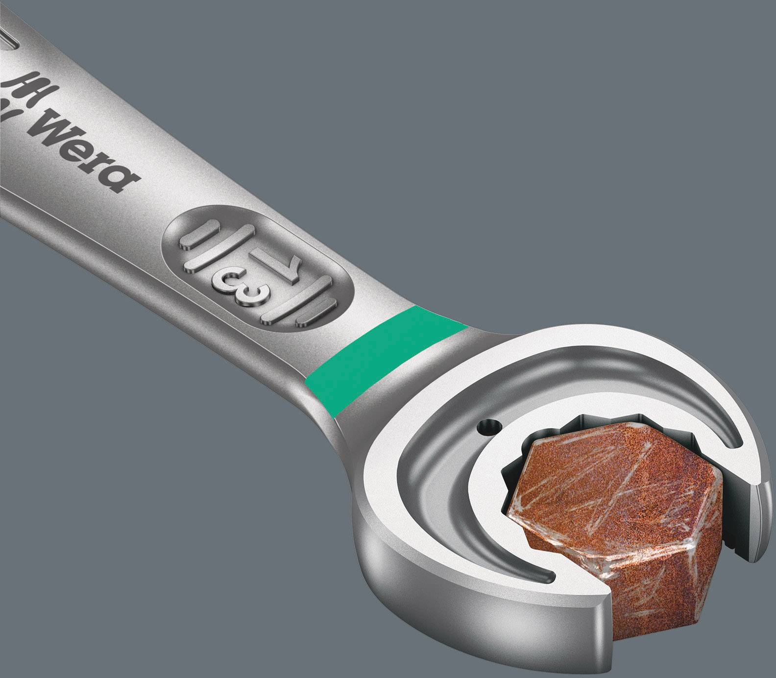 Silberner Ringschlüssel mit grünem Detail. Greift eine rostfarbene Mutter.