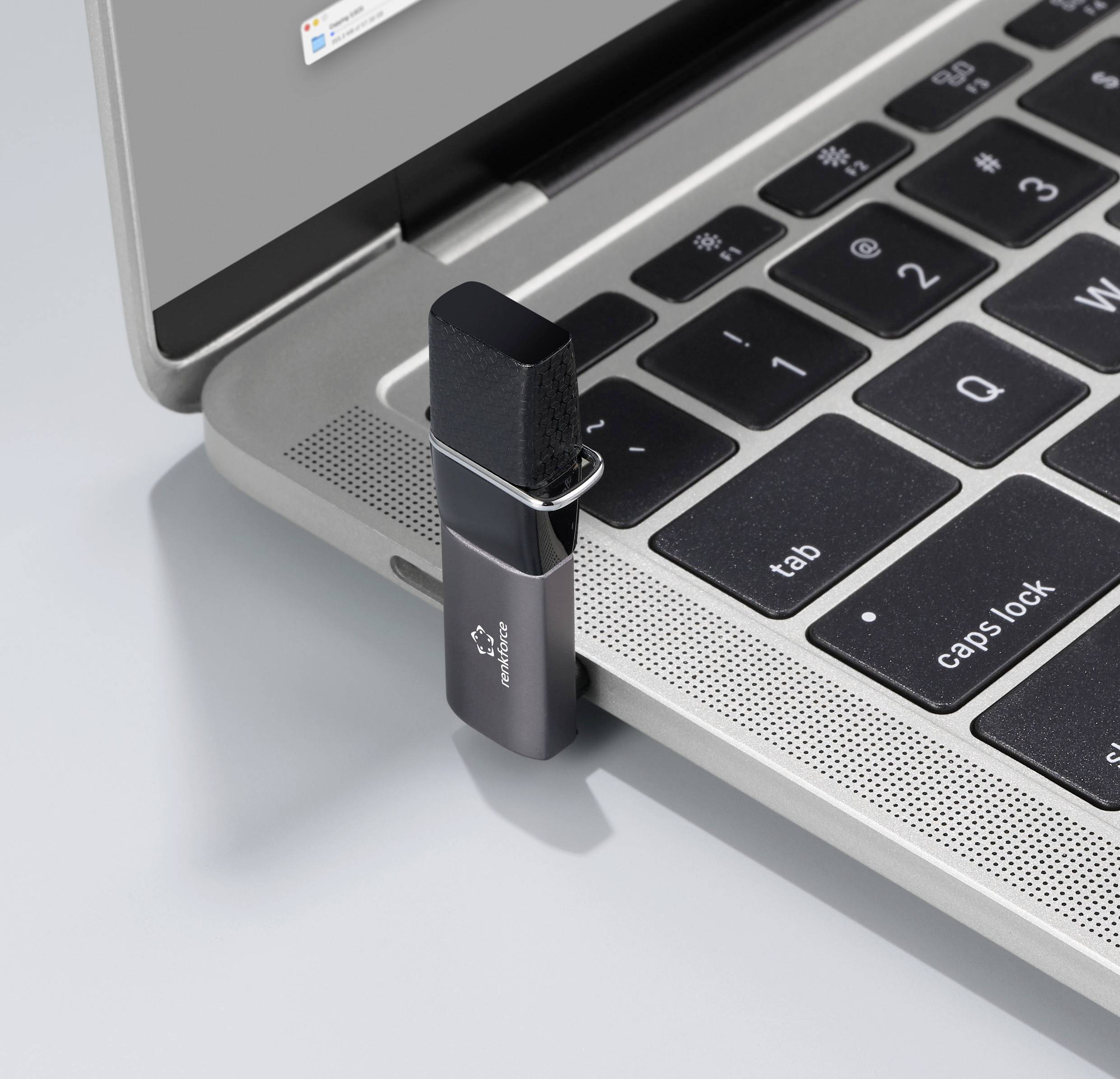 Ein USB-Stick ist an einen geöffneten Laptop angeschlossen. Der Bildschirm zeigt eine Benachrichtigung über ein erkanntes Gerät an.